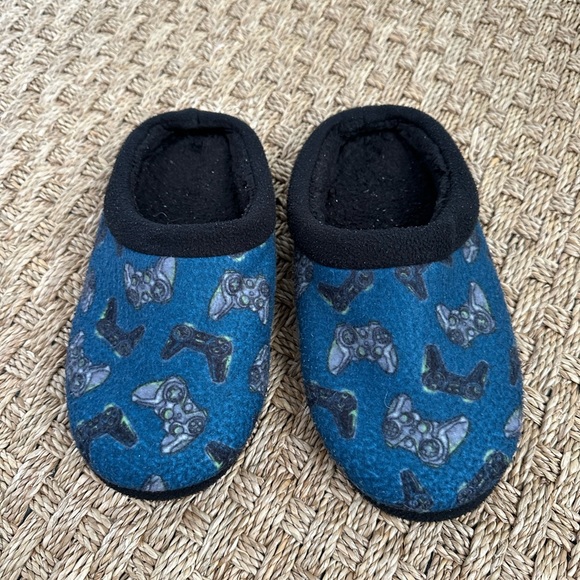 Boys Cuddl Duds Boys Fleece Slippers Size Large 5-6 Video Game Controller - Picture 1 of 7